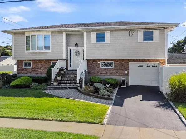 196 Von Huenfeld Street, Massapequa Park, NY 11762