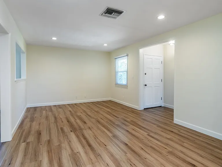 22436 Avenue San Luis — Photo 4