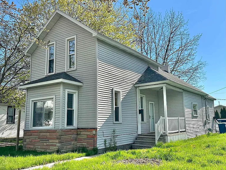 1323 Fraser St — Photo 1