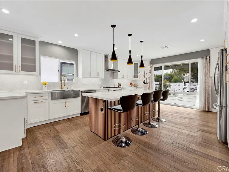 4912 N Alonzo Ave — Photo 2