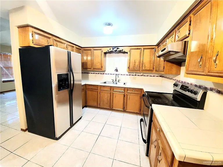 512 N 32nd Ln — Photo 2