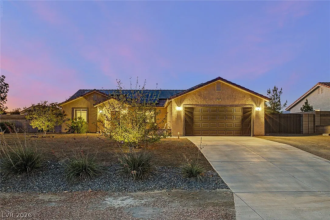 3 bed, 2.0 bath, 1929 sqft, $2,495 — Photo 1