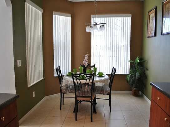CRC7P935EGC-breakfast-nook