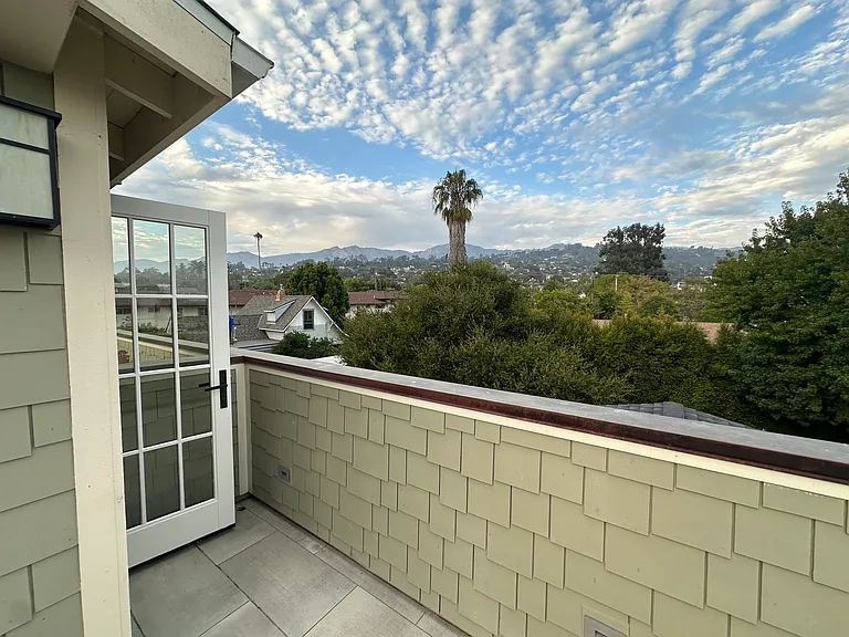 323 E Micheltorena St — Photo 16
