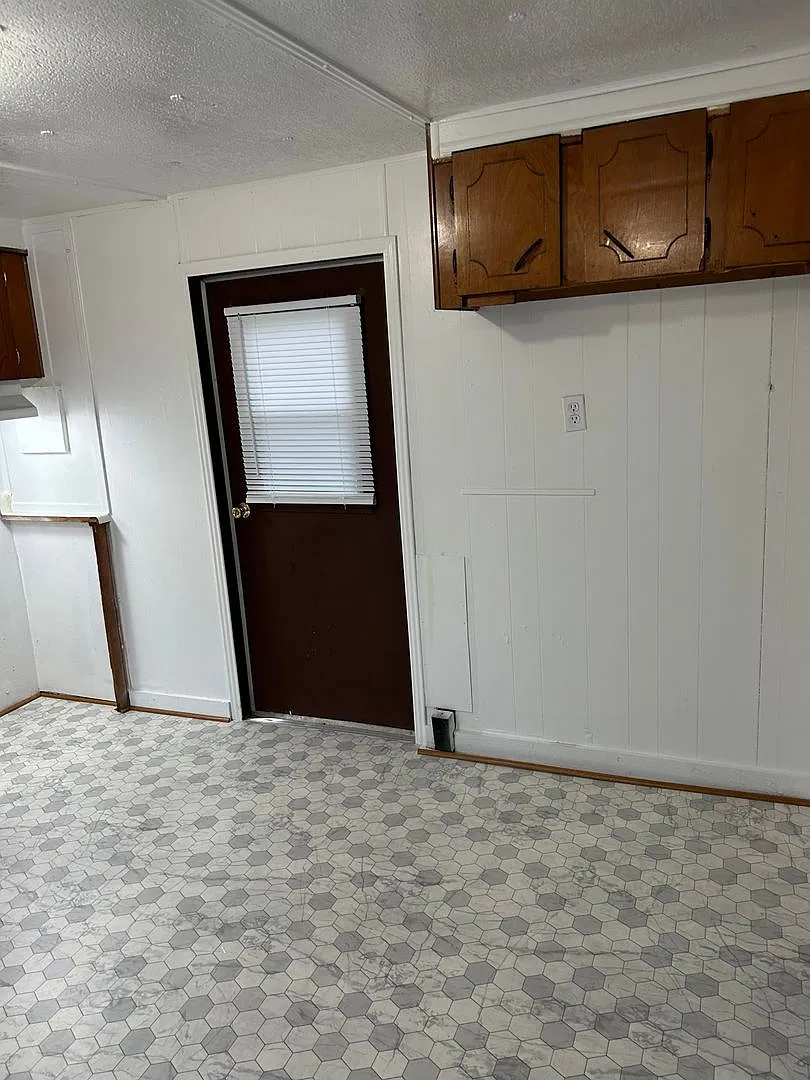 1302 Green Acres Ave — Photo 3