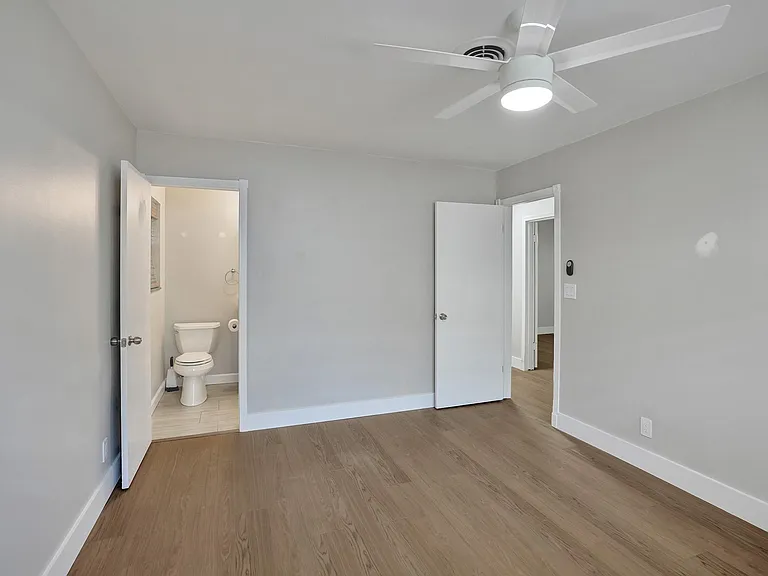 4440 NE 17th Ter — Photo 27