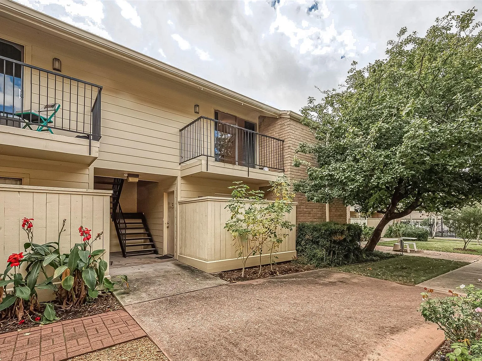 1 bed, 1.0 bath, 620 sqft, $1,195 — Photo 2