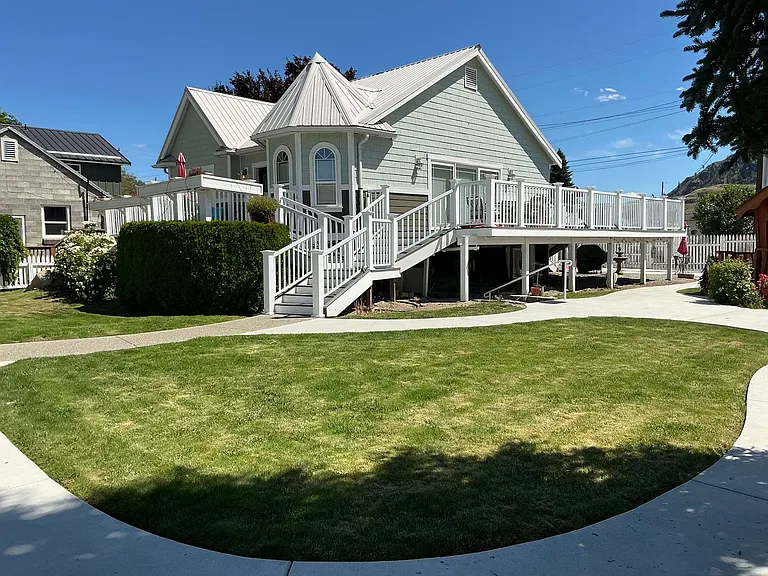 528 E Wapato Ave — Photo 2