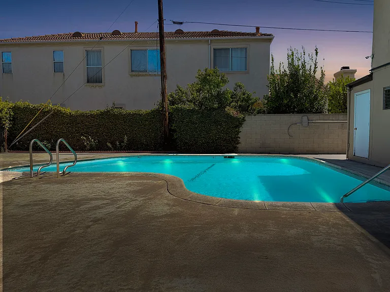 El Camino Apartments — Photo 28