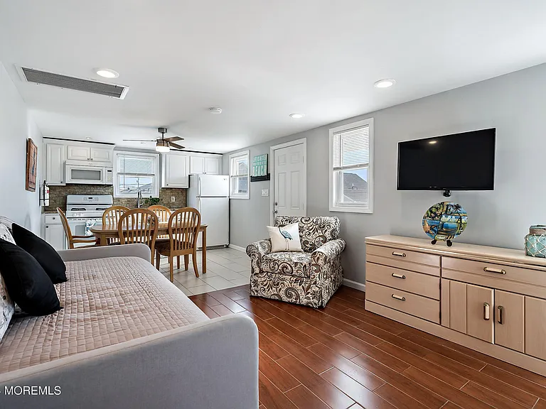 212 Randall Ave — Photo 12