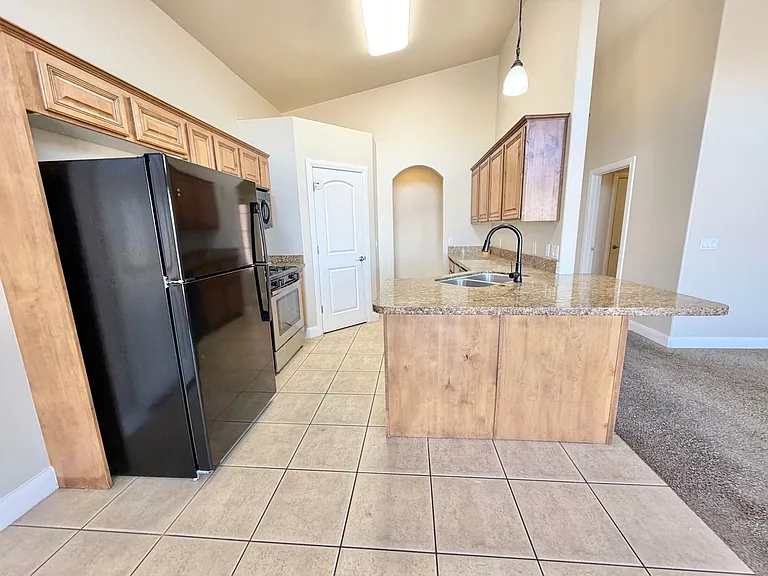 887 N Caddington Rd — Photo 16
