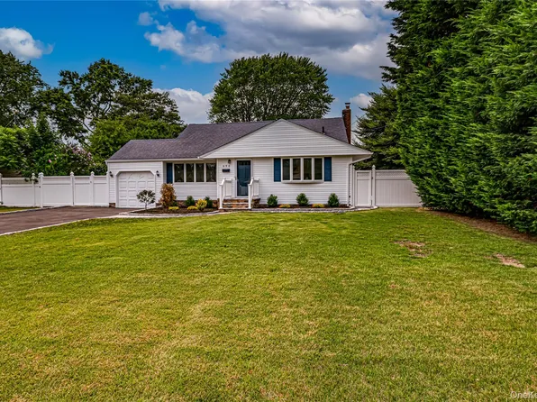 696 Peter Paul Drive, West Islip, NY 11795