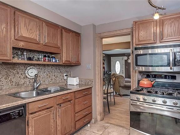 This shows the ceramic tile in the kitchen plus the stove and microwave as well.In this view you can see the ceramic tile in the kitchen and the stove and microwave.