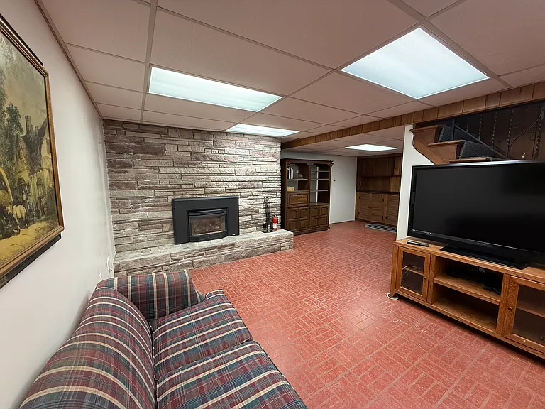 579 Colby St — Photo 38