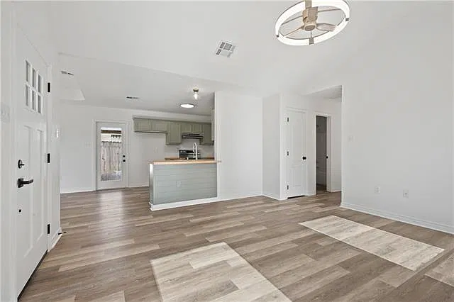 3 bed, 2.0 bath, 1205 sqft, $1,850 — Photo 3