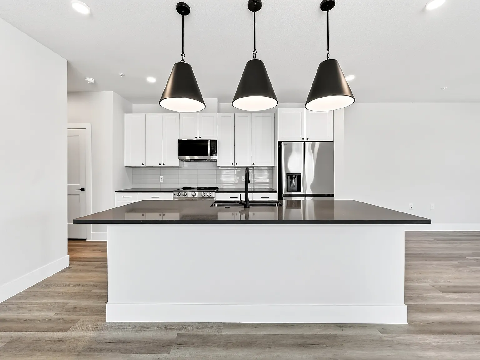 4 bed, 3.5 bath, 2168 sqft, $2,975 — Photo 4
