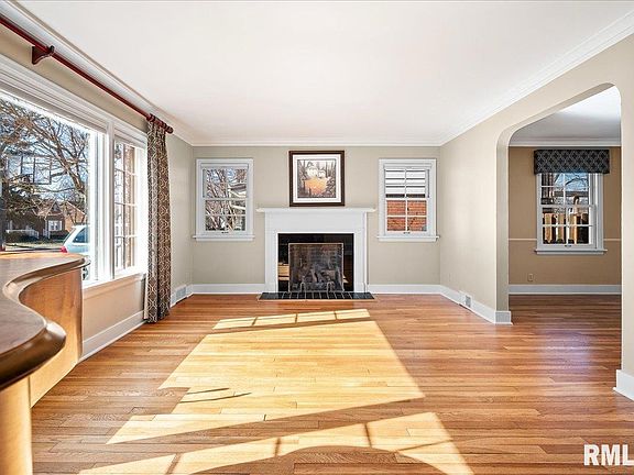 5th image of 901 W Northcrest Ave