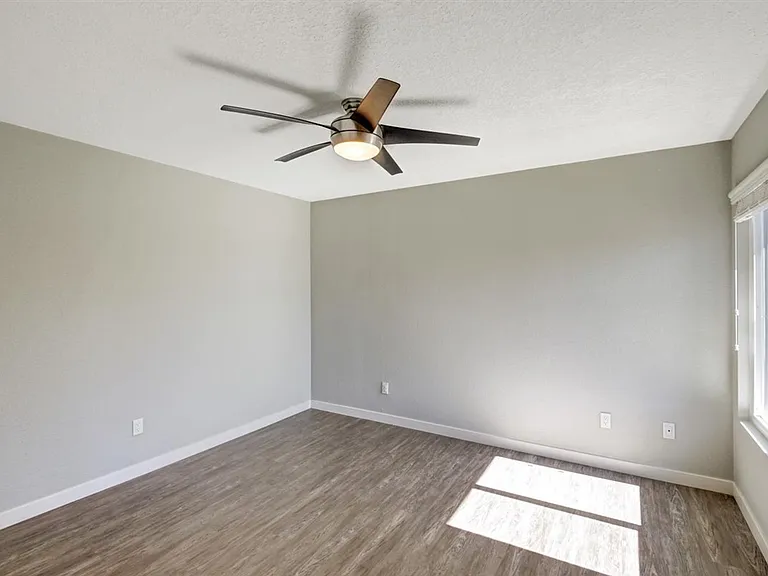 The James Apartments — Photo 20