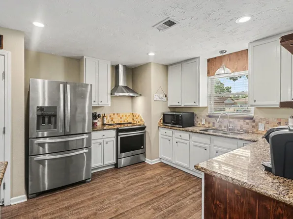 9911 El Chaco St, Baytown, TX 77521