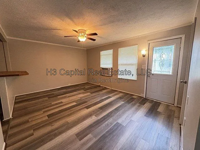 302 Cobb St — Photo 2