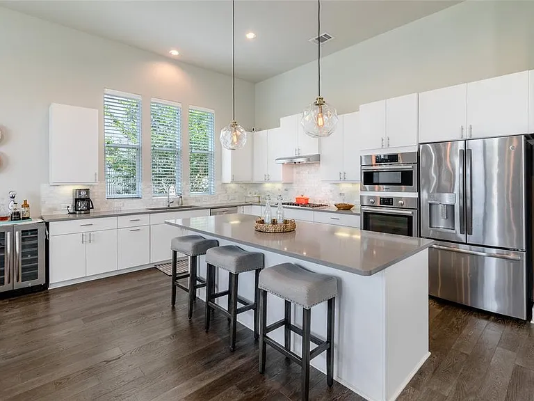6025 Seville Dr — Photo 3