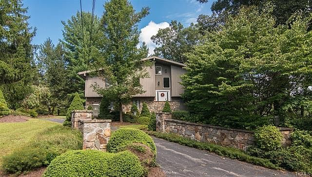 1st image of 14 Colonial Dr