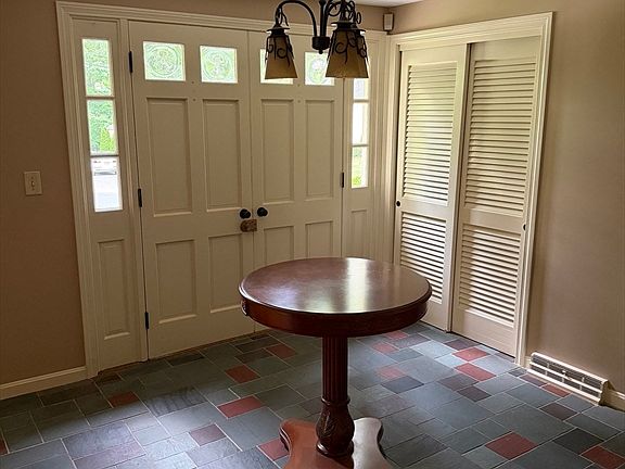 3rd image of 29 W Colonial Rd