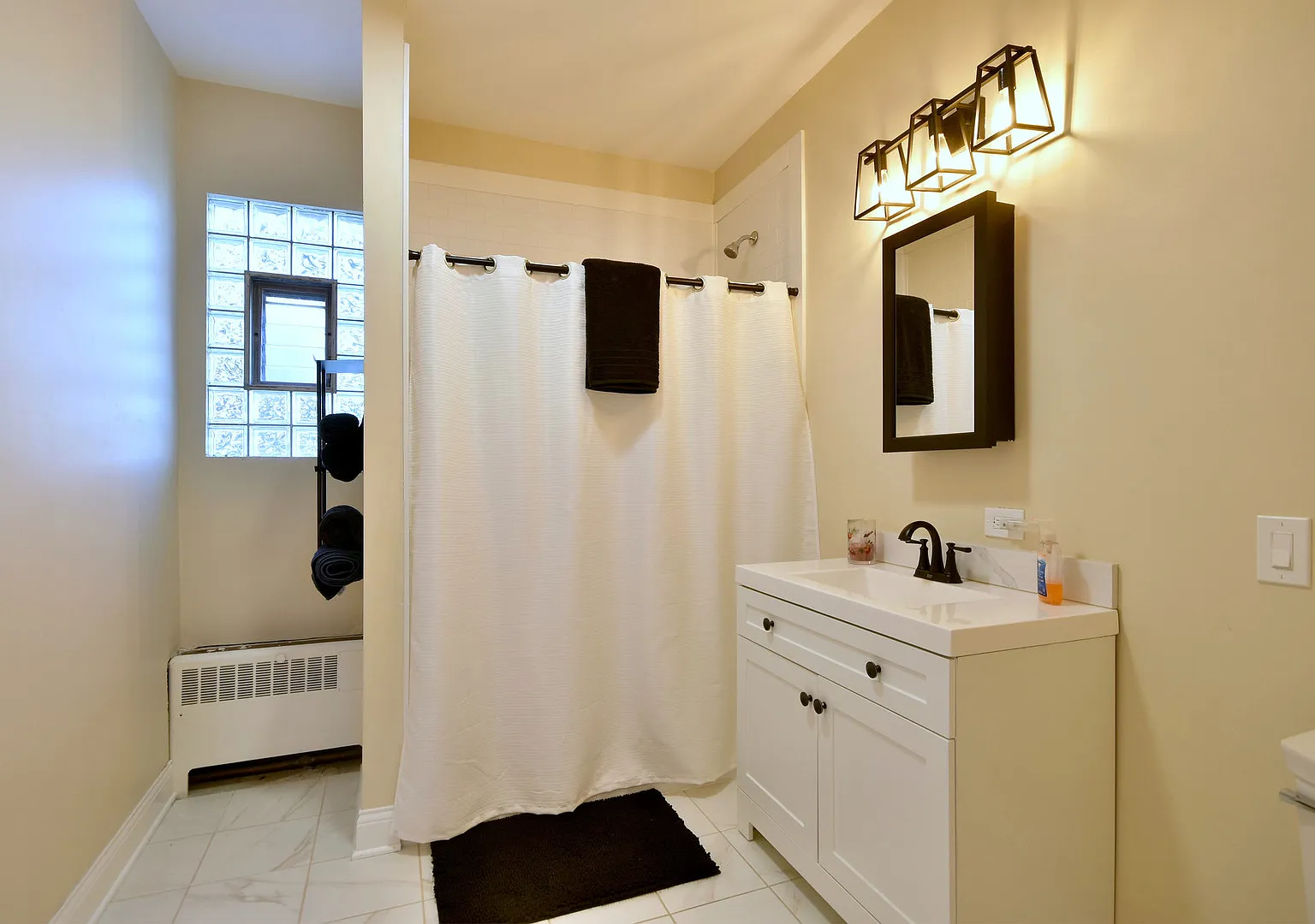 2 bed, 1100 sqft, $2,250 — Photo 3