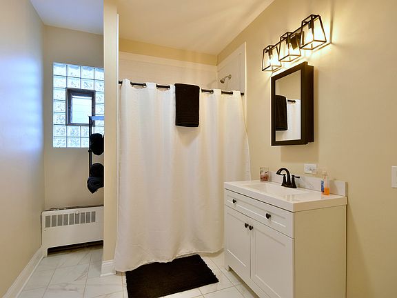 3rd image of 3521 Oak Ave #2