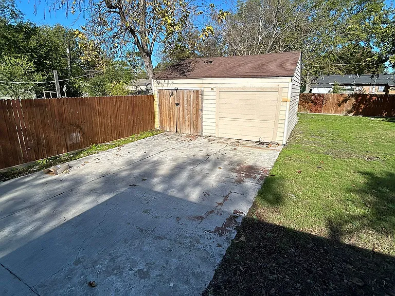 1531 Maple Dr — Photo 3