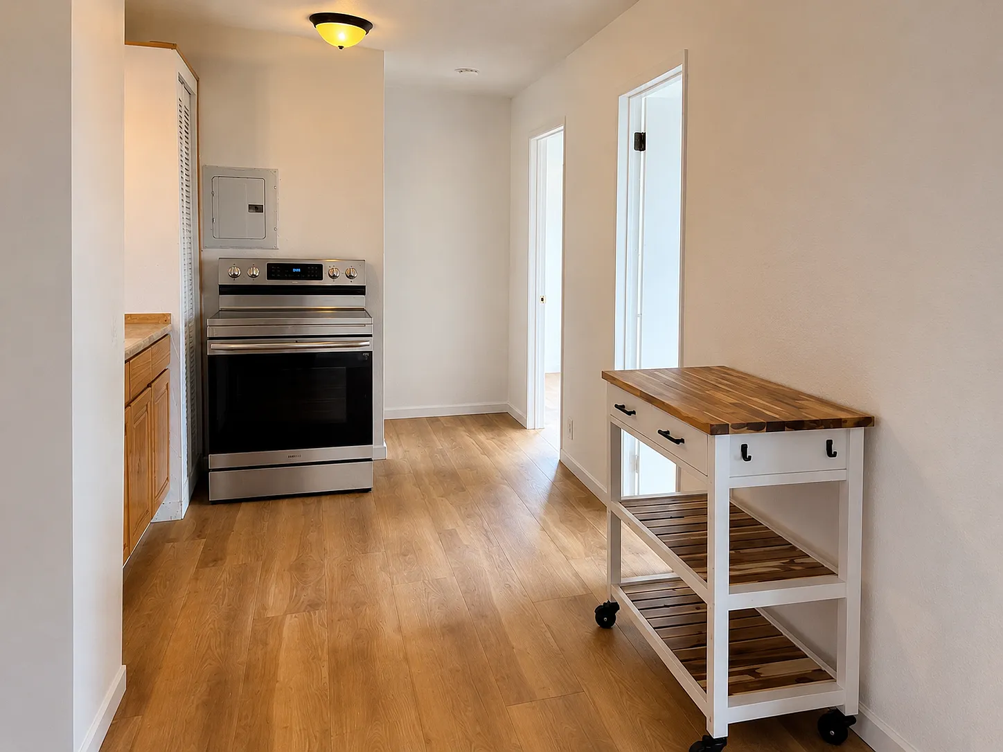 2 bed, 700 sqft, $3,000 — Photo 4