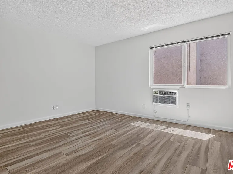 311 Montana Ave #302 — Photo 17