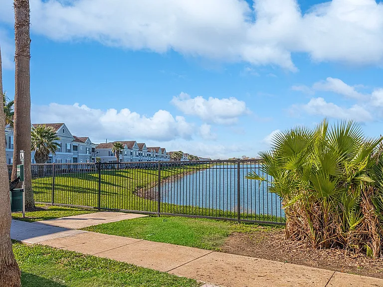 Lakeside Pointe Apartments & Townhomes — Photo 15