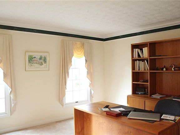 5th image of 245 Bridgewater Cir