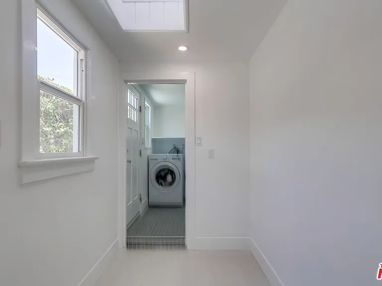 1318 S Longwood Ave — Photo 16