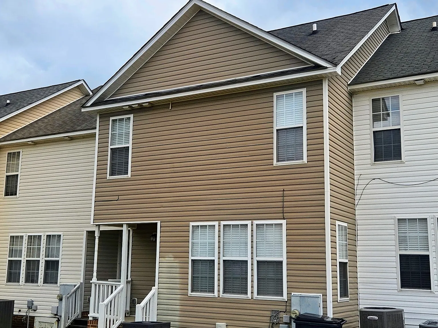 3 bed, 2.5 bath, 1294 sqft, $1,650 — Photo 2
