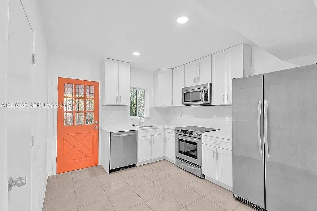 3 bed, 953 sqft, $2,999 — Photo 2