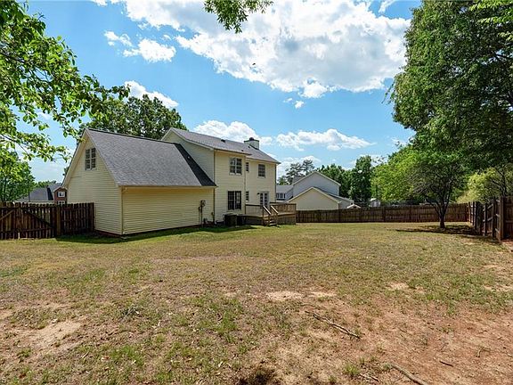 5th image of 405 Ashton Cir