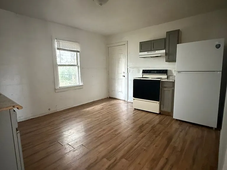 613 W Avenue Gln #D — Photo 6