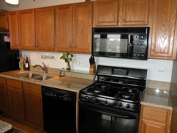 5th image of 811 W 15th Pl Unit 410