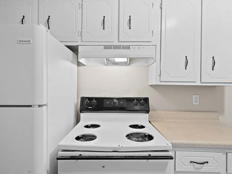 2 Bedroom Pet Friendly Apartment For Rent Near APSU! — Photo 25