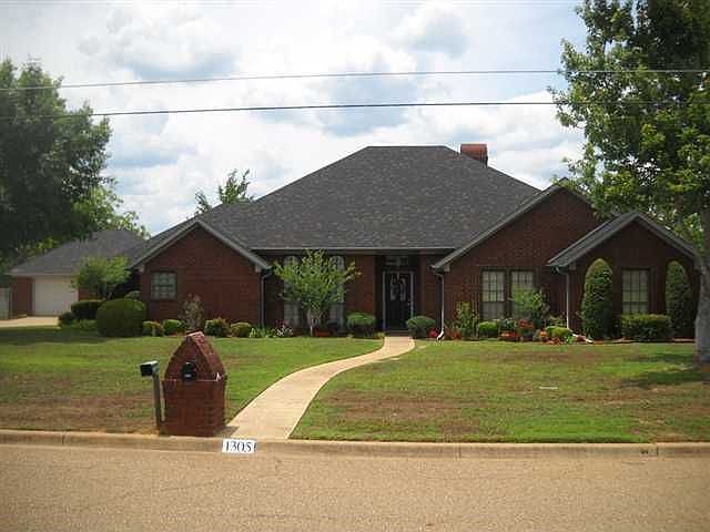 1st image of 1305 Oakwood Ln