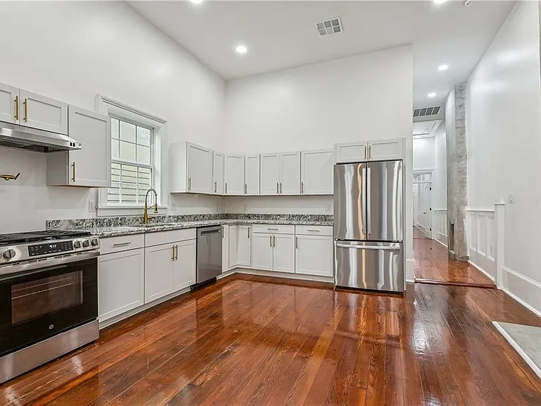 1421 Spain St — Photo 7
