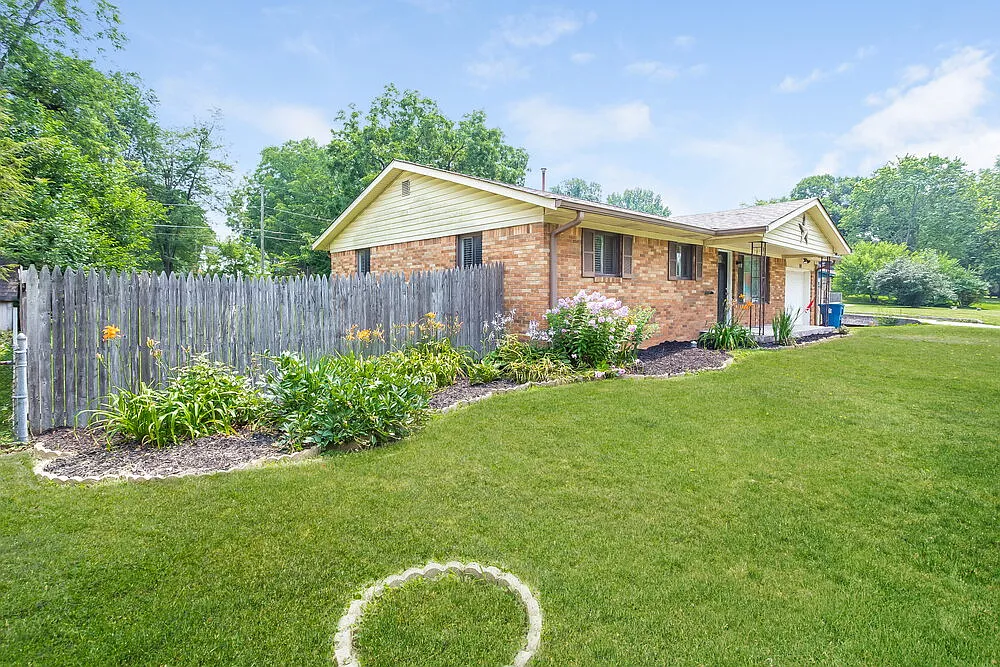 3 bed, 1.0 bath, 1206 sqft, $1,540 — Photo 3