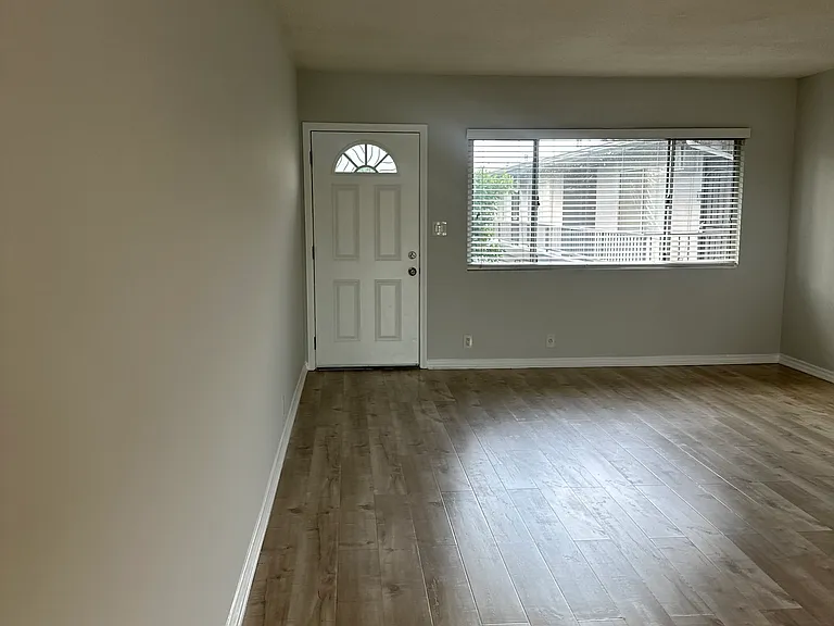 5626-5630 Sultana Ave — Photo 38