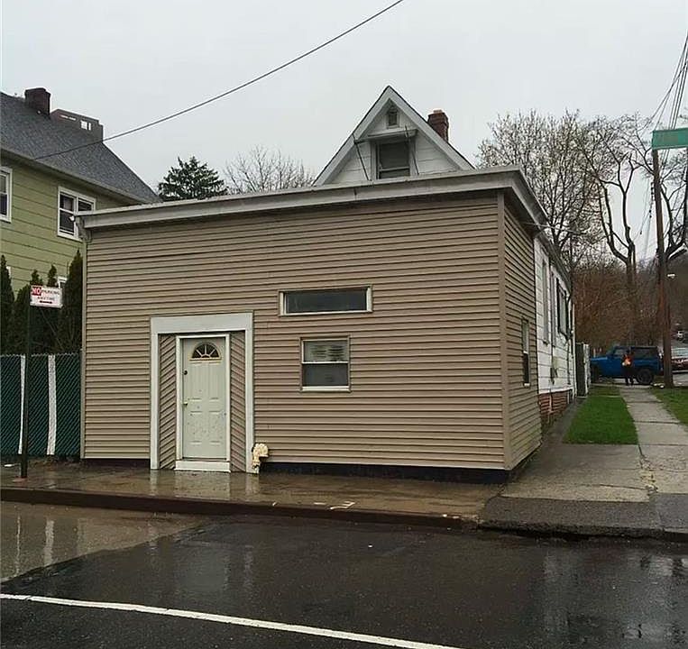1st image of 976 Van Duzer St