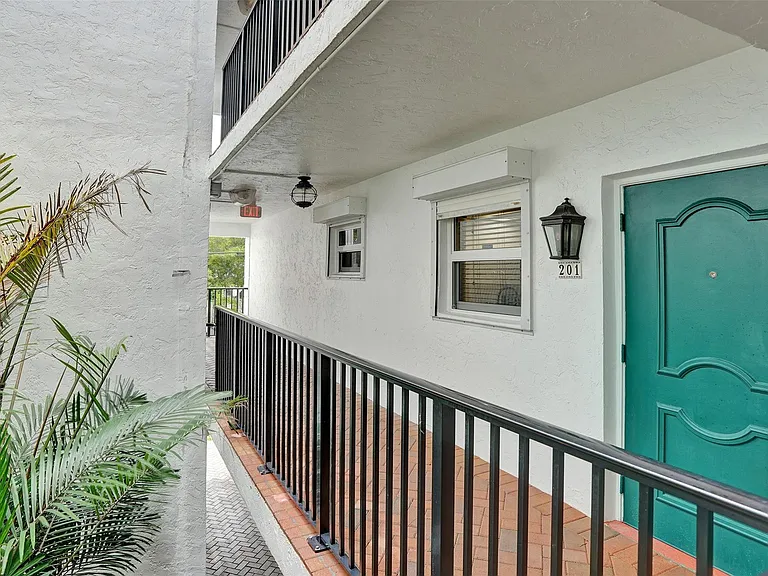 1212 SE 2nd Ct #201 — Photo 4