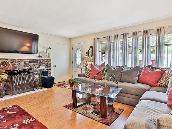 3rd image of 10258 Russett Ave