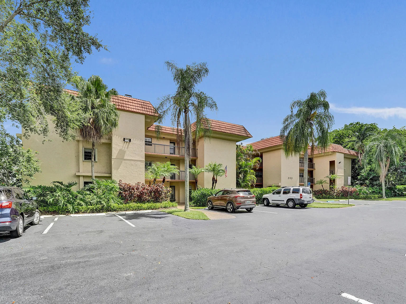 200 Jacaranda Country Club Dr — Photo 2