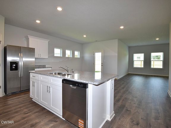 4th image of 82 Gateway Dr